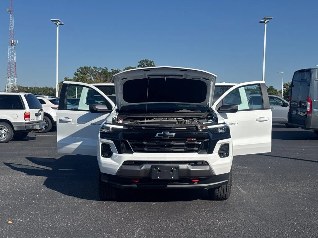 Used 2025 White Chevrolet Z71 image 11