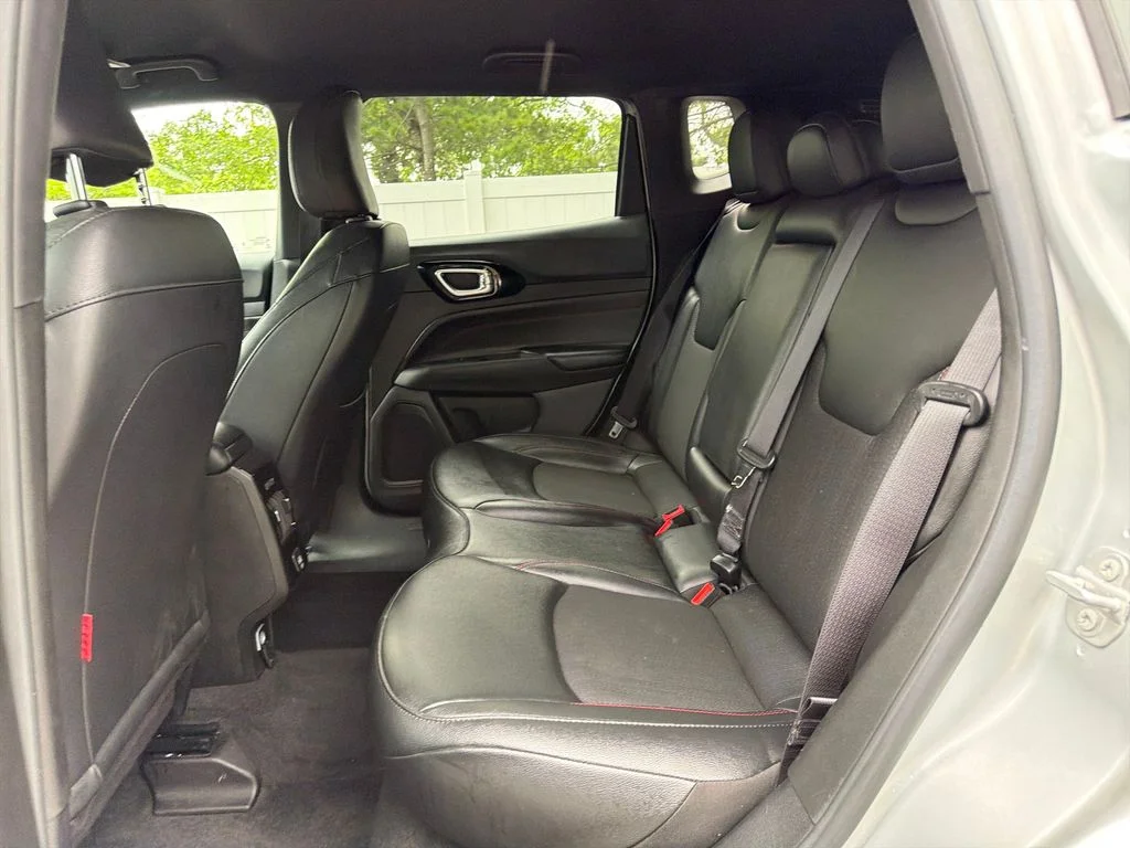 Used 2025 Silver Zynith Metallic Clearcoat Jeep Trailhawk image 26