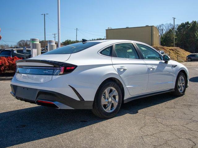New 2026 White Hyundai SE image 4