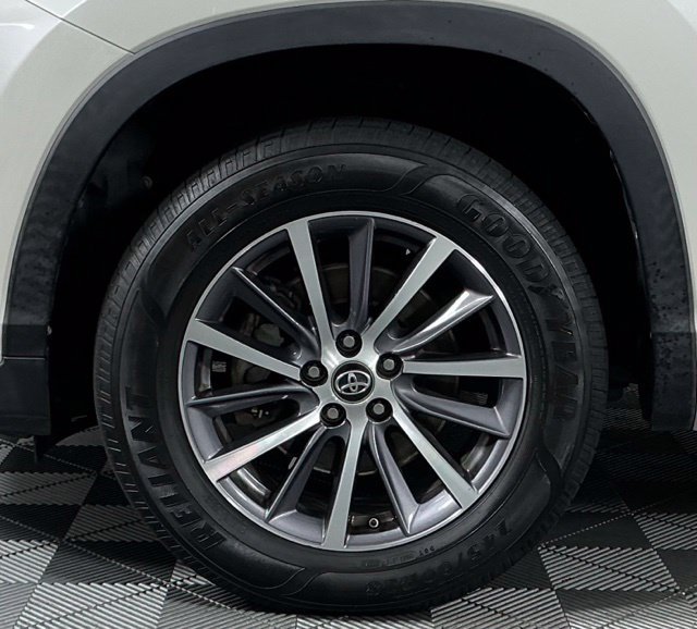 Used 2017 White Toyota XLE image 11
