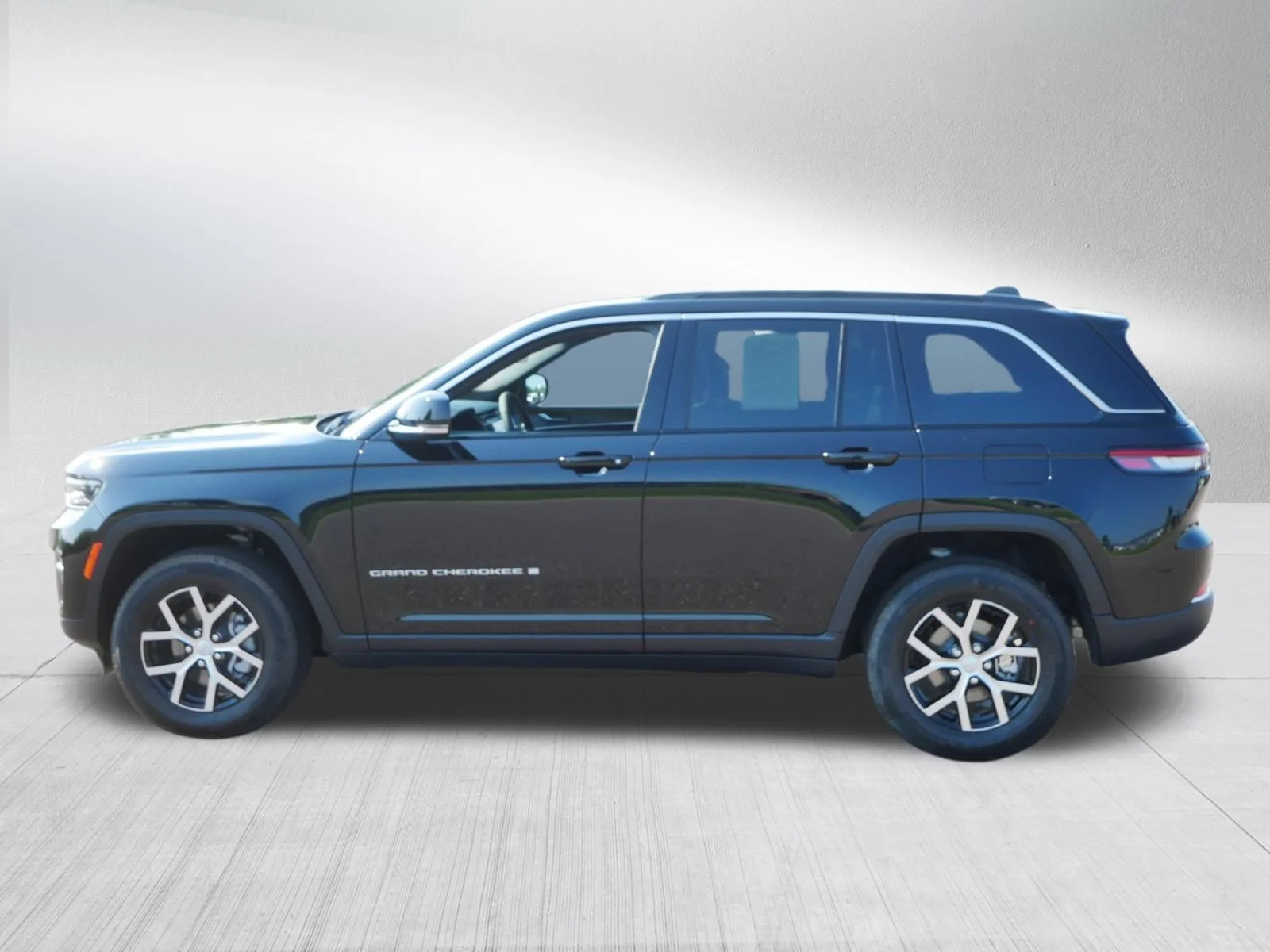 Used 2025 Diamond Black Crystal Pearlcoat Jeep Limited image 4