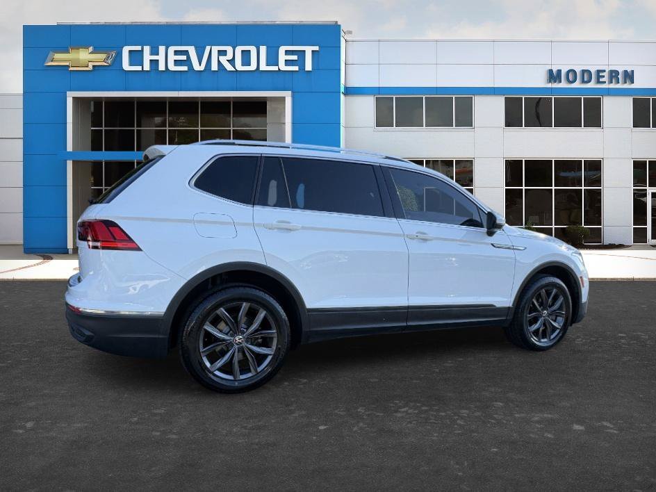 Used 2022 White Volkswagen SE image 5