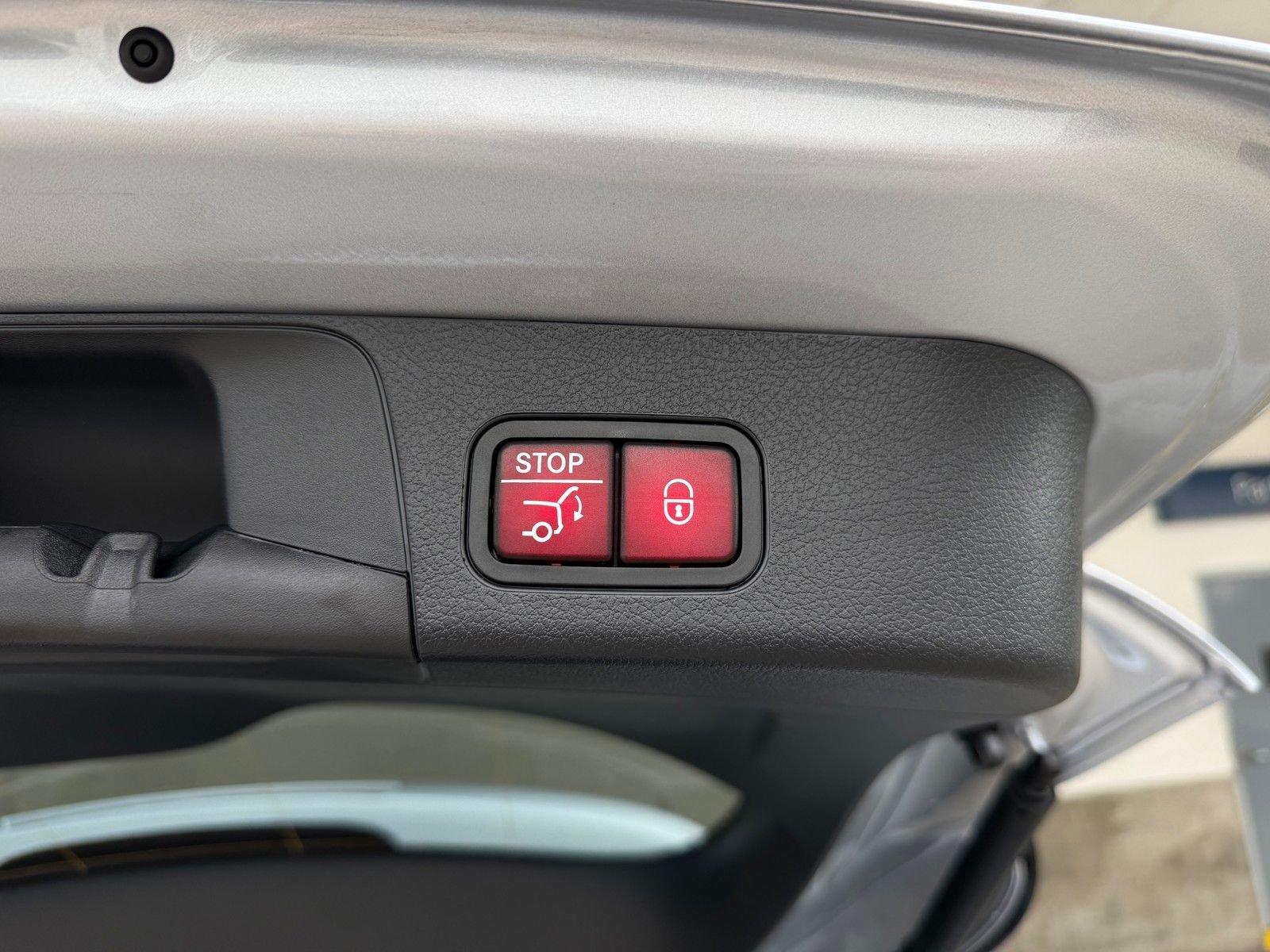 Used 2026 Silver Mercedes-Benz GLB 250 image 20