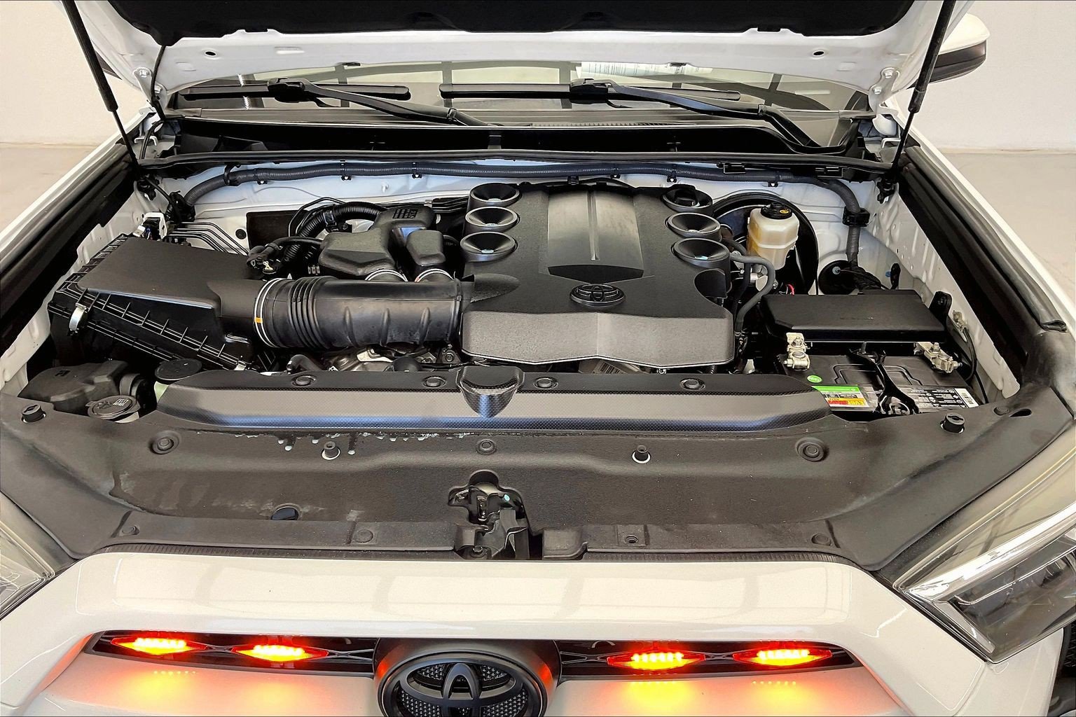 Used 2018 Super White Toyota SR5 image 9