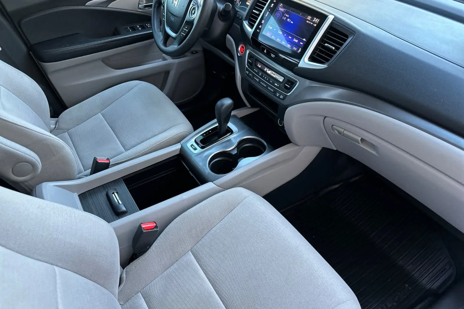 Used 2018  Honda EX image 17