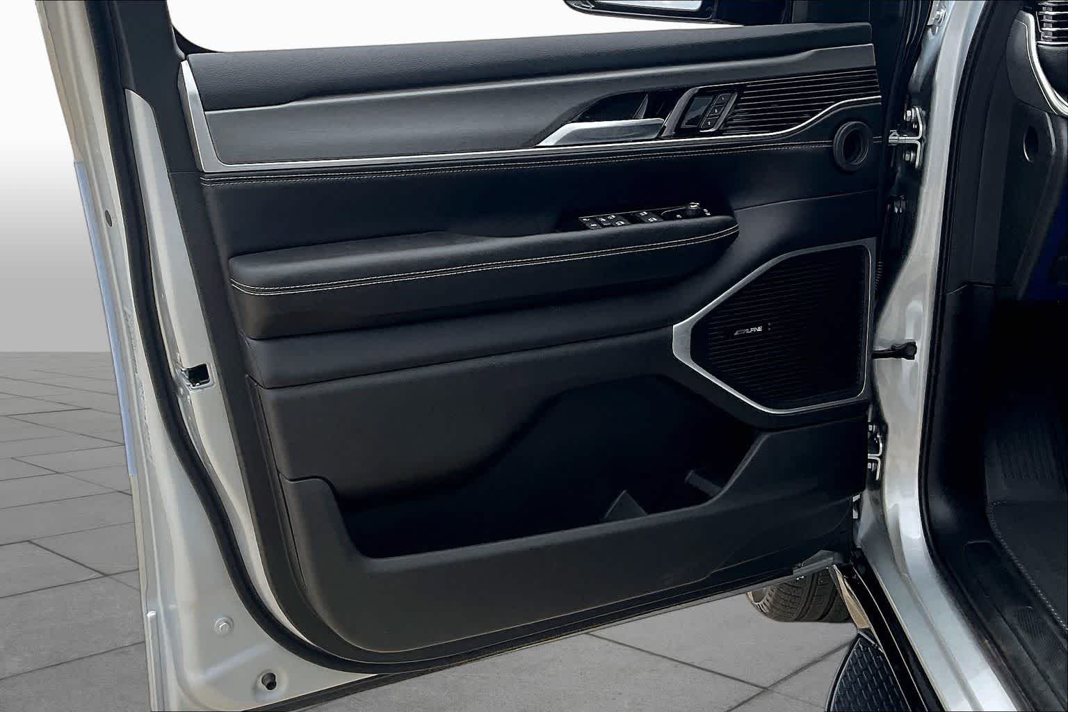 2025 Jeep Wagoneer L Series II - Photo 10