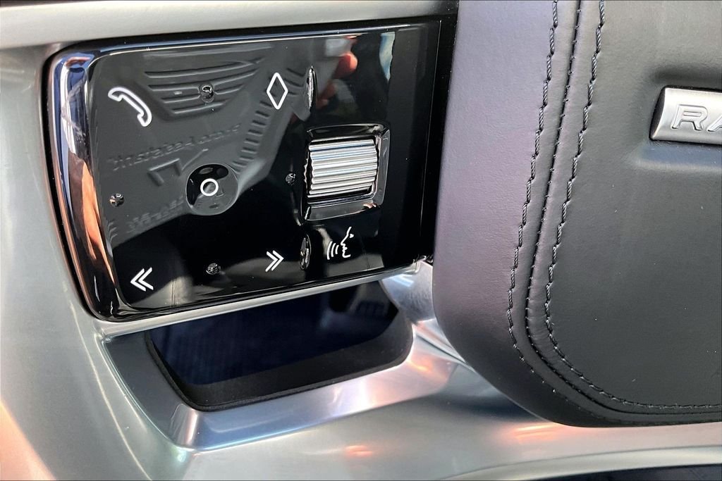 Used 2023 White Land Rover SE image 18
