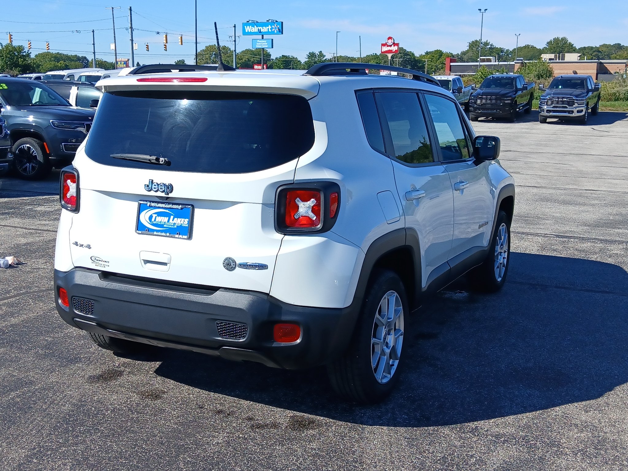 Used 2022 Alpine White Clearcoat Jeep Latitude image 3