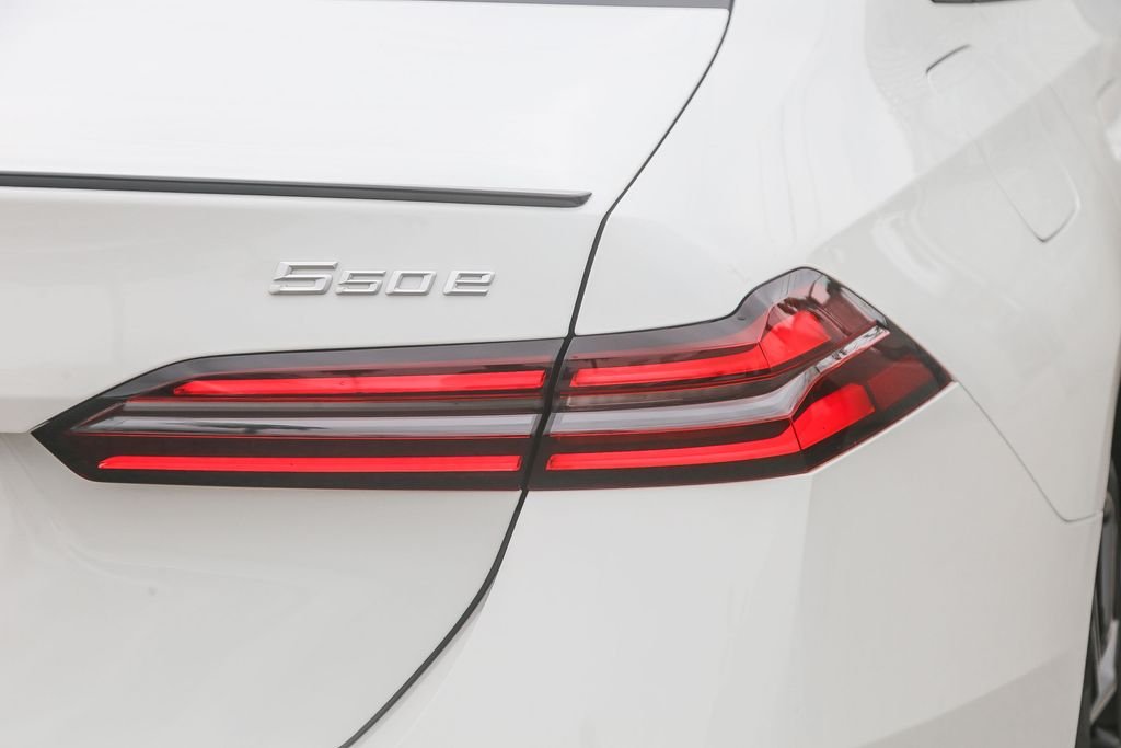 New 2027 Alpine White BMW 550e xDrive image 7