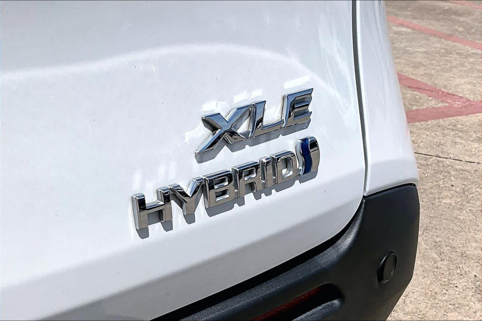 Used 2022 Wind Chill Pearl Toyota XLE image 10
