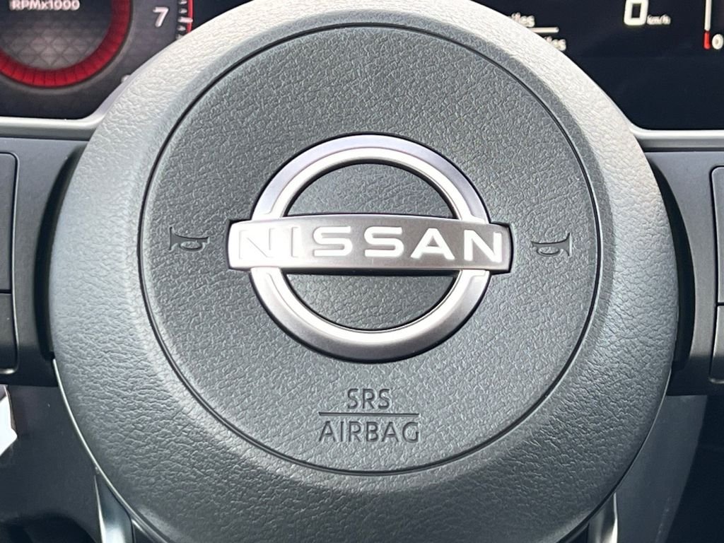 New 2026 Gun Metallic / Scarlet Ember Tintcoat Two-tone Nissan SV image 6