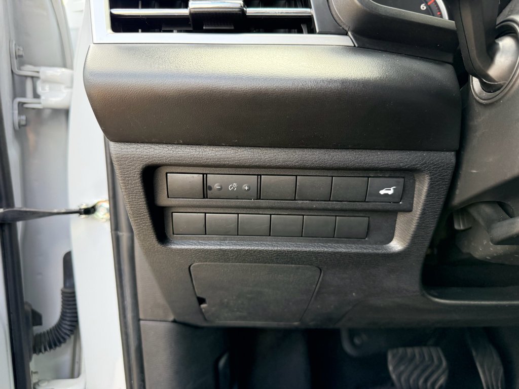 Used 2023  Mitsubishi SE Special Edition image 21
