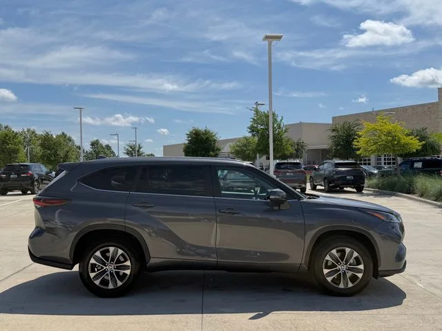 Used 2025 Gray Toyota XLE image 4
