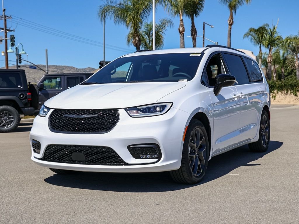 New 2026 Bright White Clear-Coat Exterior Paint Chrysler Select image 7