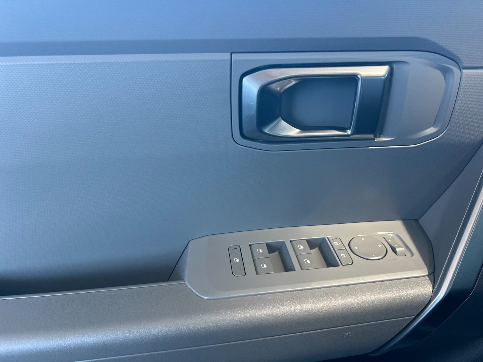 New 2027 Snow White Pearl Kia LX image 10