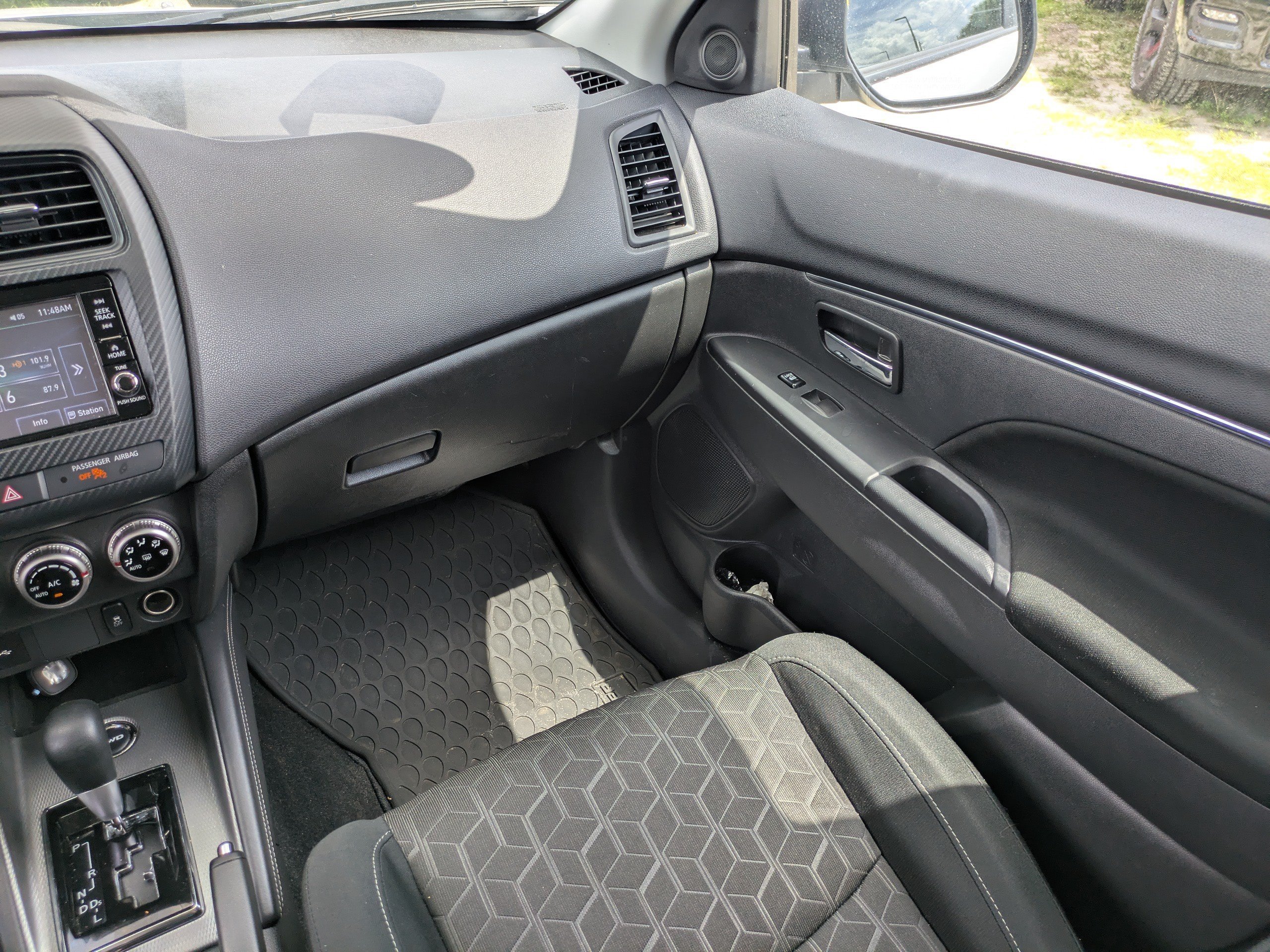 Used 2025 Silver Mitsubishi LE image 16