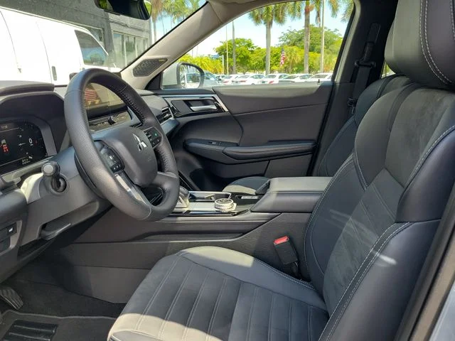 Used 2025 Gray Mitsubishi SE image 17