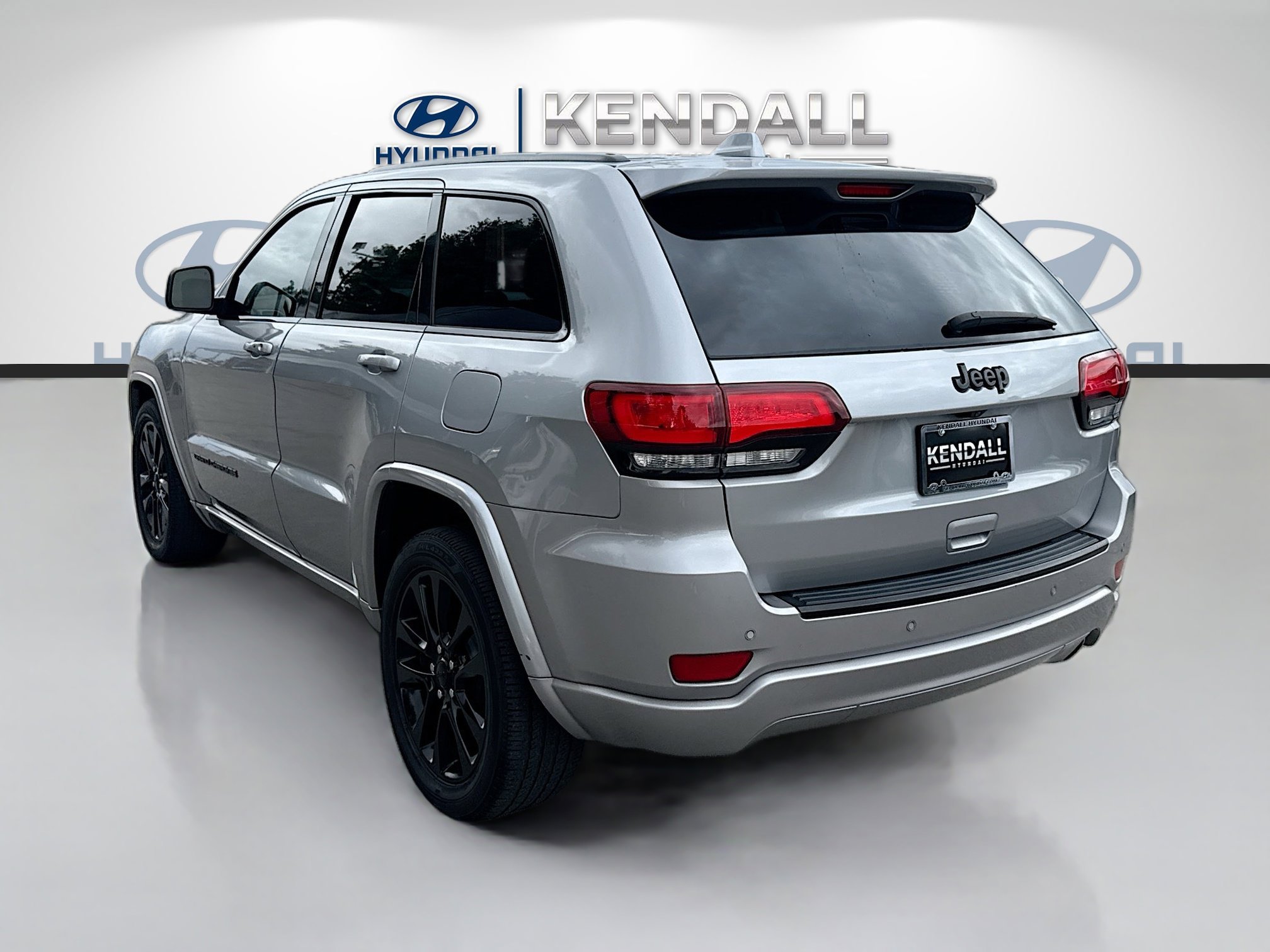 Used 2017 Billet Silver Metallic Clearcoat Jeep Altitude image 4