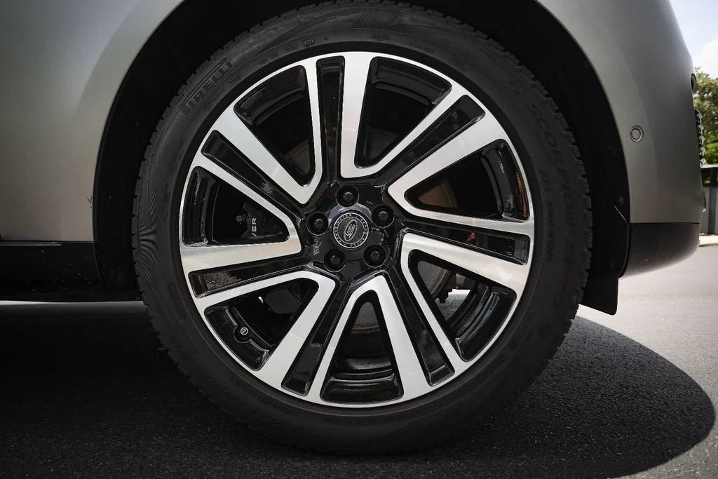 Used 2023 Flux Silver SV Bespoke Ultra Metallic Satin Land Rover SV image 13