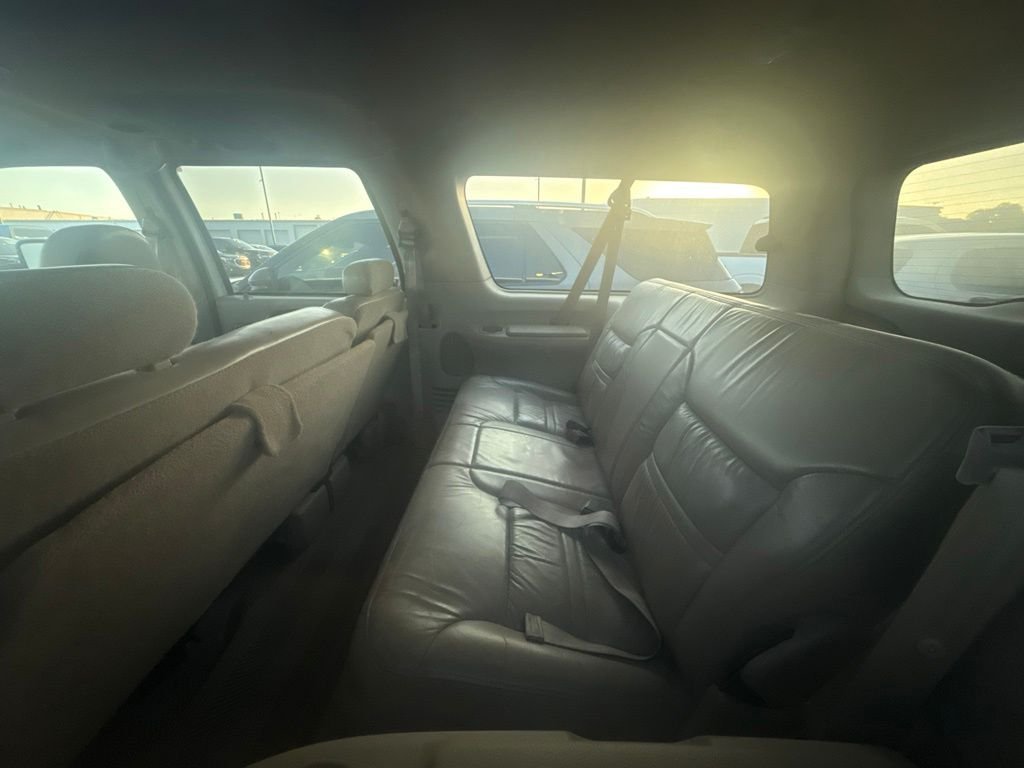Used 2001 White Ford Limited image 6