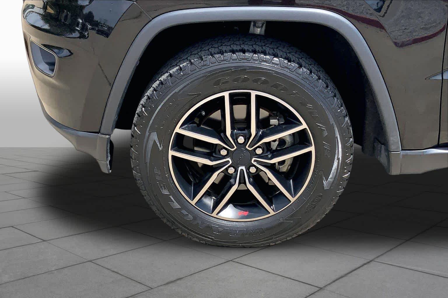 Used 2019 Diamond Black Crystal Pearlcoat Jeep Trailhawk image 10
