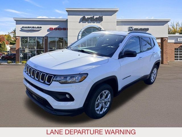Used 2024 White Jeep Latitude image 4