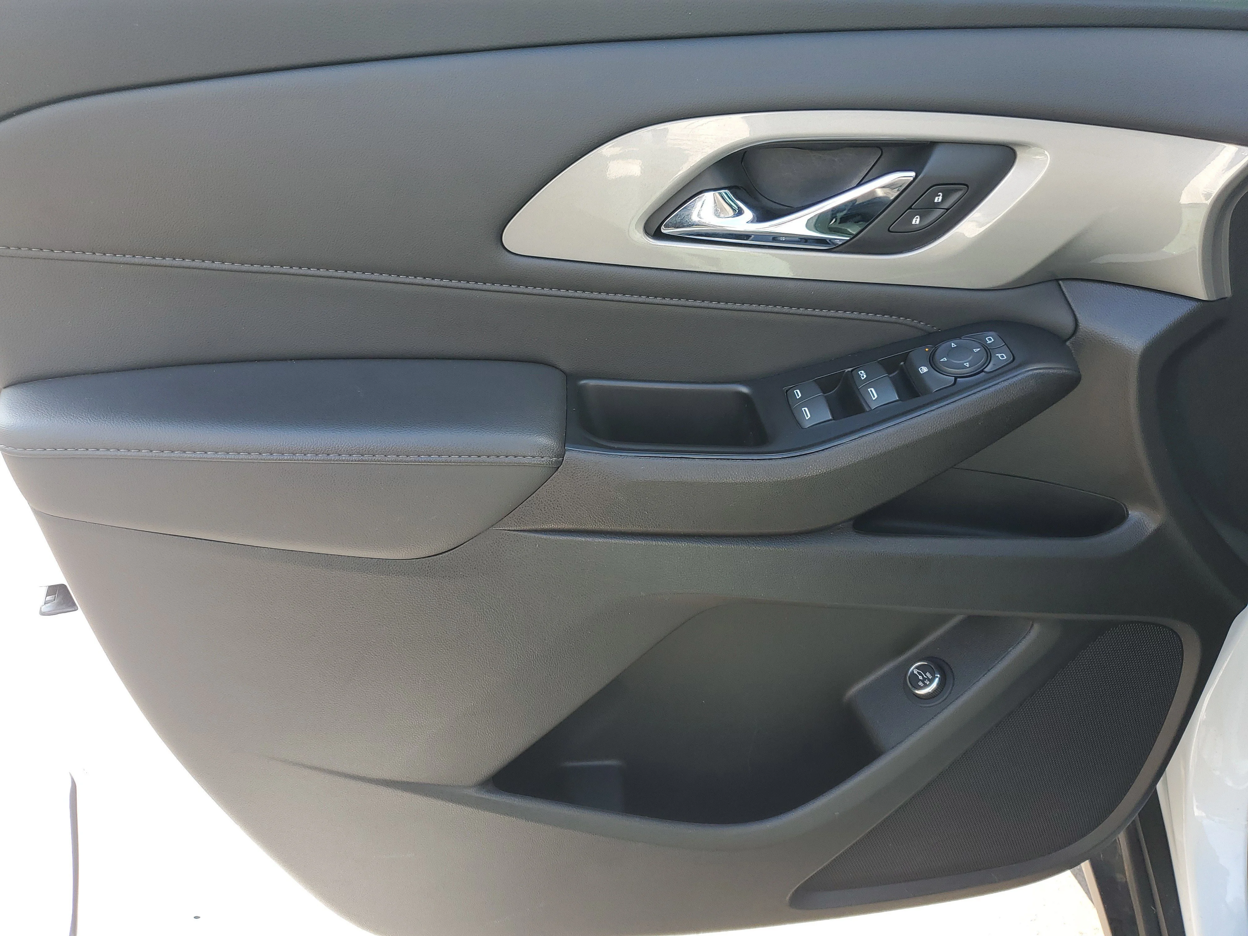 Used 2023 Summit White Chevrolet LT Cloth image 8