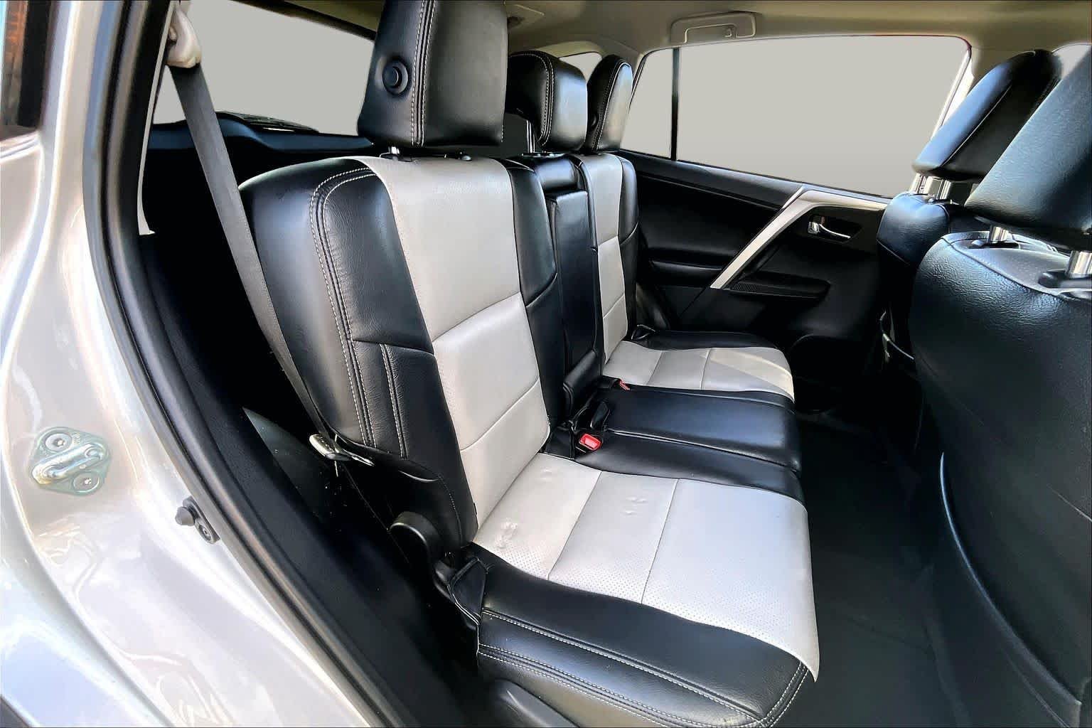 Used 2015 Classic Silver Metallic Toyota XLE image 19