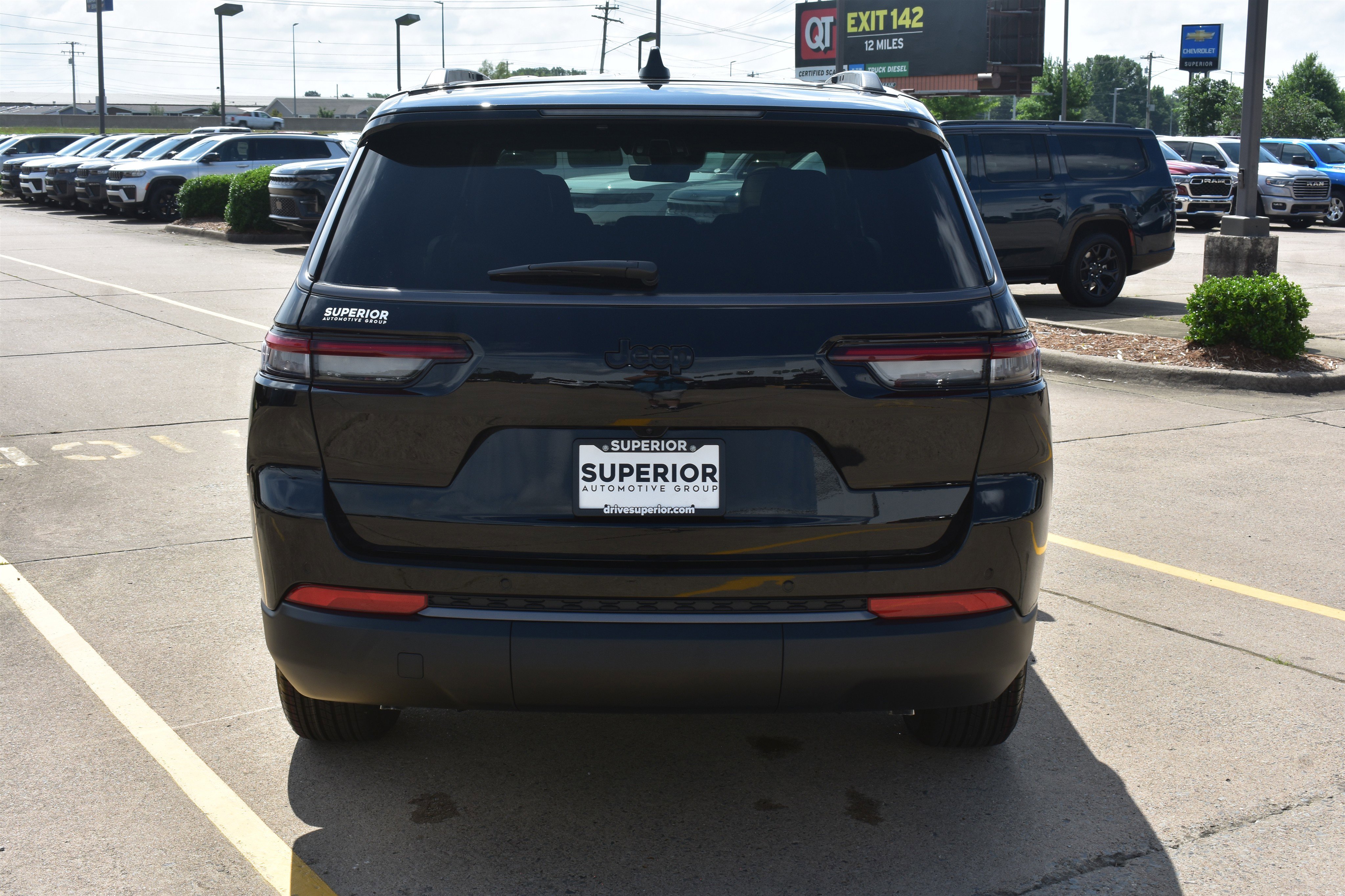 New 2026 Diamond Black Crystal Pearl-Coat Exterior Paint Jeep Laredo Altitude image 6