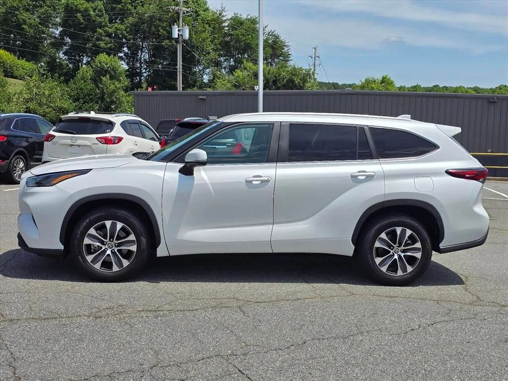 Used 2024 Beige Toyota XLE image 23