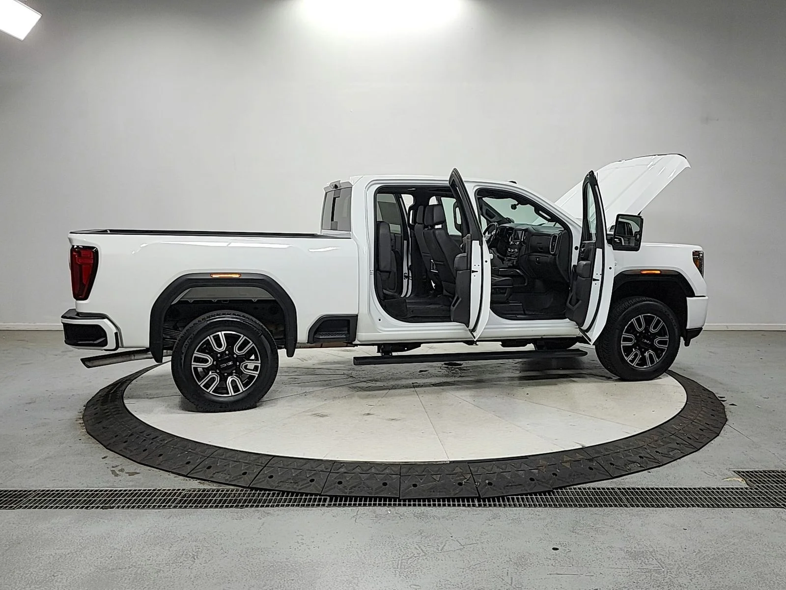 Used 2022 White GMC AT4 image 17