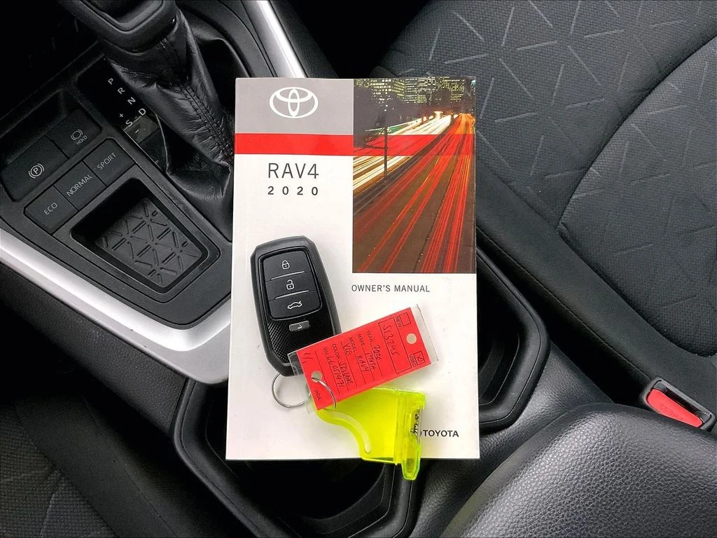 Used 2020 Silver Toyota XLE image 15