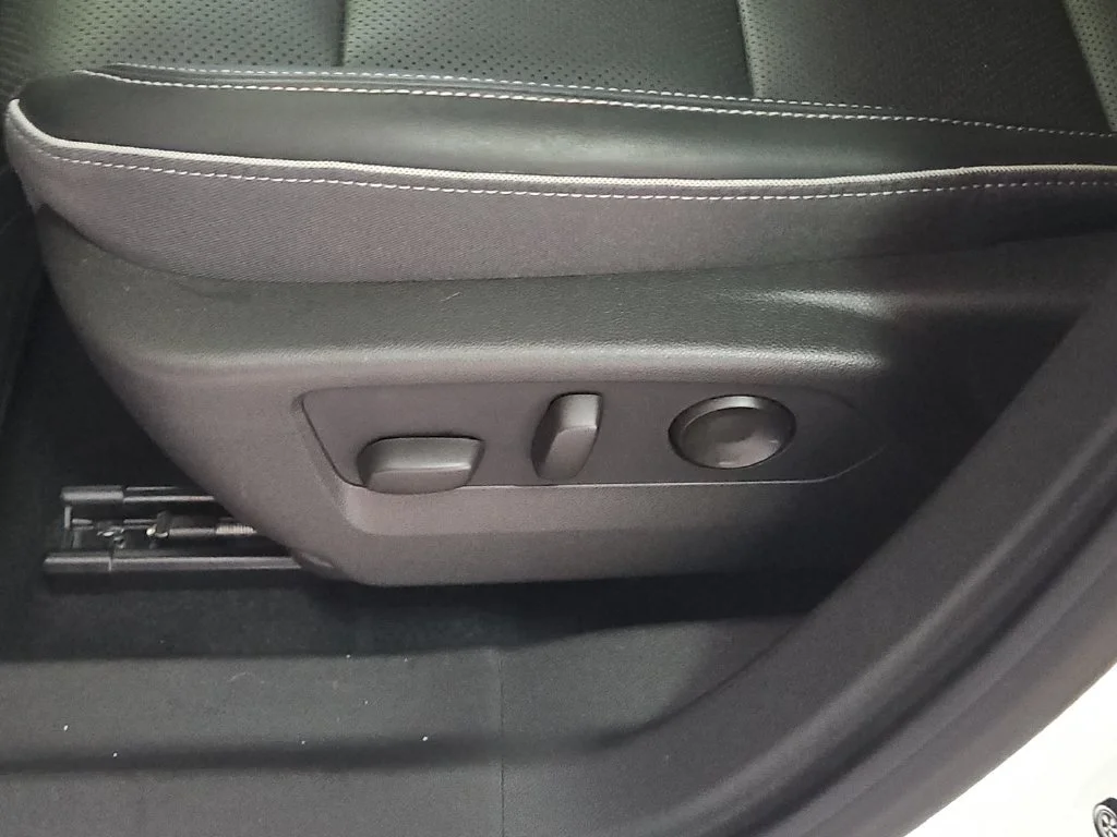 Used 2022 SUMMIT WHITE Buick Essence image 16
