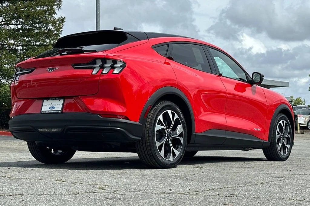 New 2026 Race Red Ford Select image 4