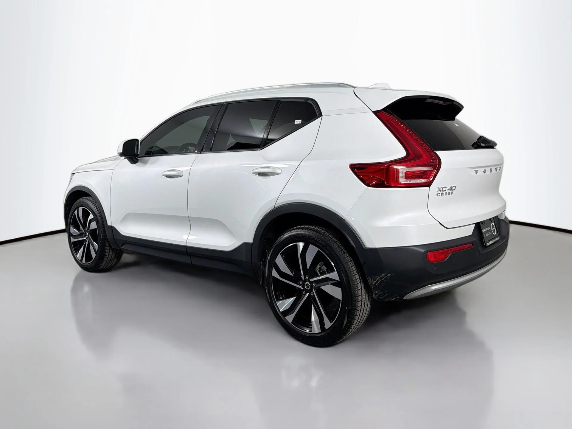 Certified Used 2023 Crystal White Volvo Core  image 8