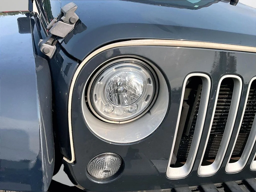Used 2017 Black Jeep Sahara image 30
