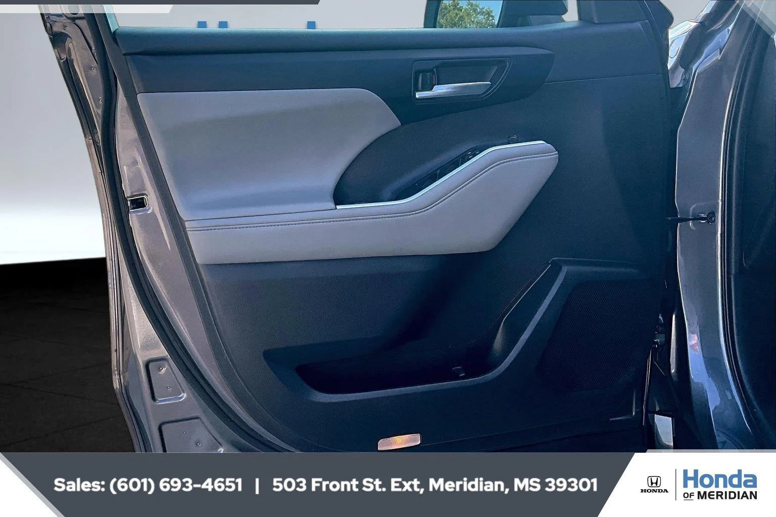 Used 2021 Magnetic Gray Metallic Toyota XLE image 17