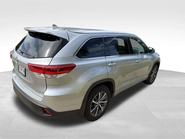 Used 2017 Silver Toyota XLE image 3