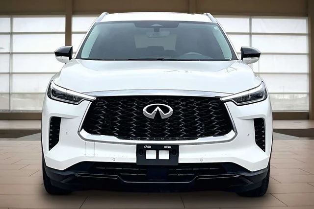 Used 2023 White INFINITI LUXE image 3