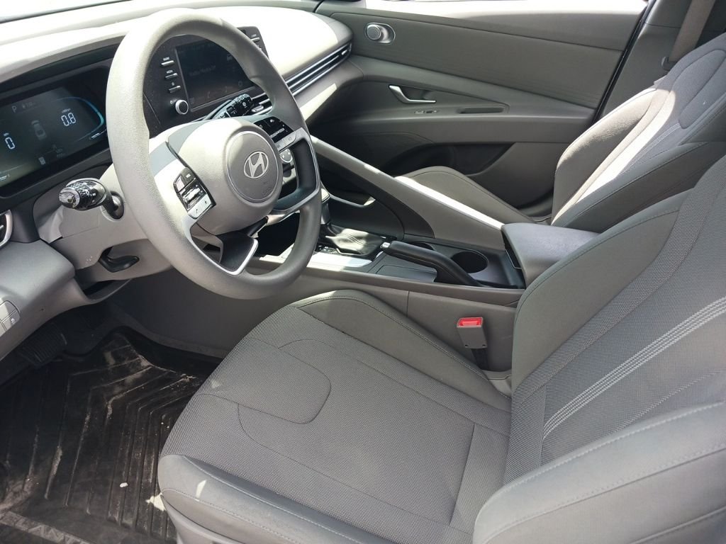 2025 Hyundai Elantra SE - Photo 9