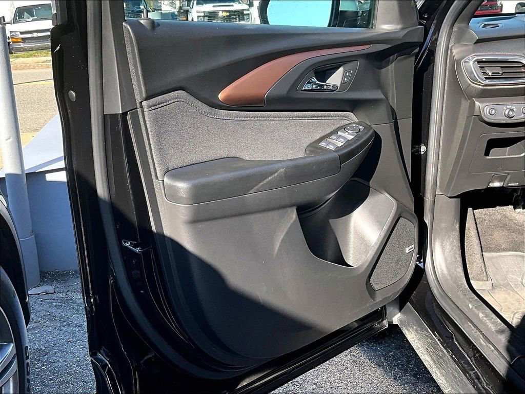 Used 2022 Mosaic Black Metallic Chevrolet ACTIV image 9