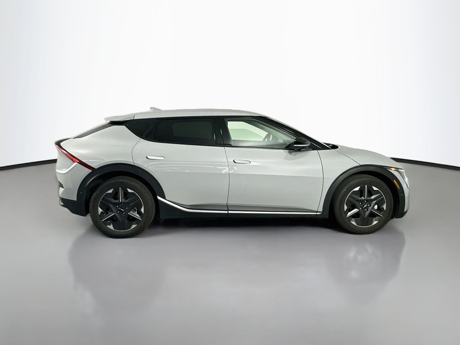 Used 2025 Wolf Gray Kia Light image 8
