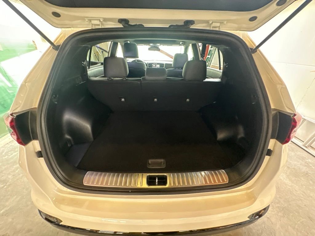 Used 2022 White Kia Nightfall image 28