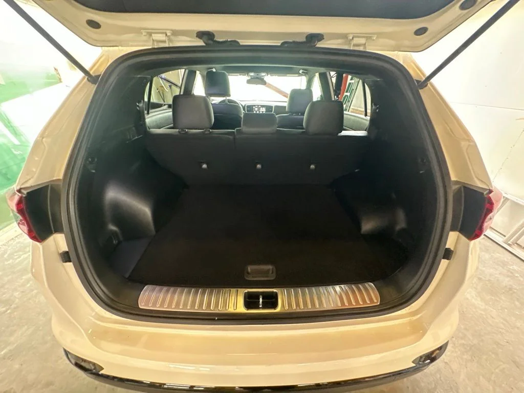 Used 2022 White Kia Nightfall image 28