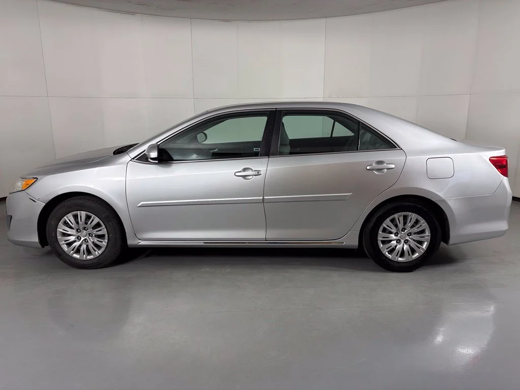 Used 2014 Silver Toyota LE image 5