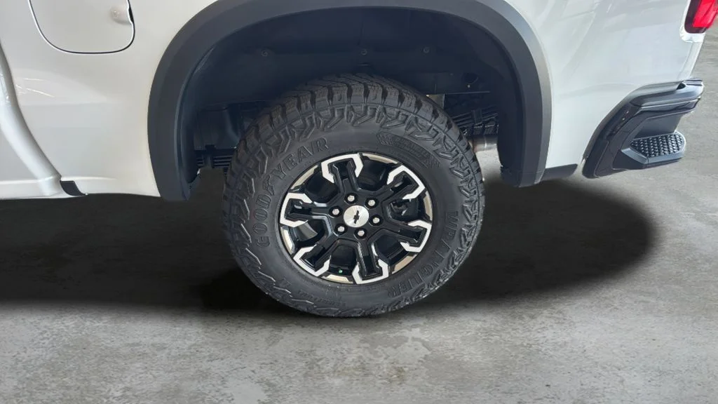 New 2026 White Chevrolet ZR2 image 34