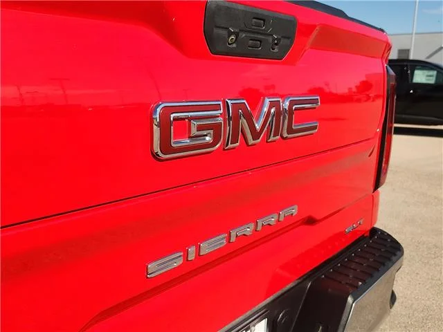Used 2022 Cardinal Red GMC SLT 4x2 Crew Cab 5.75 ft. box 147.4 in. WB image 7