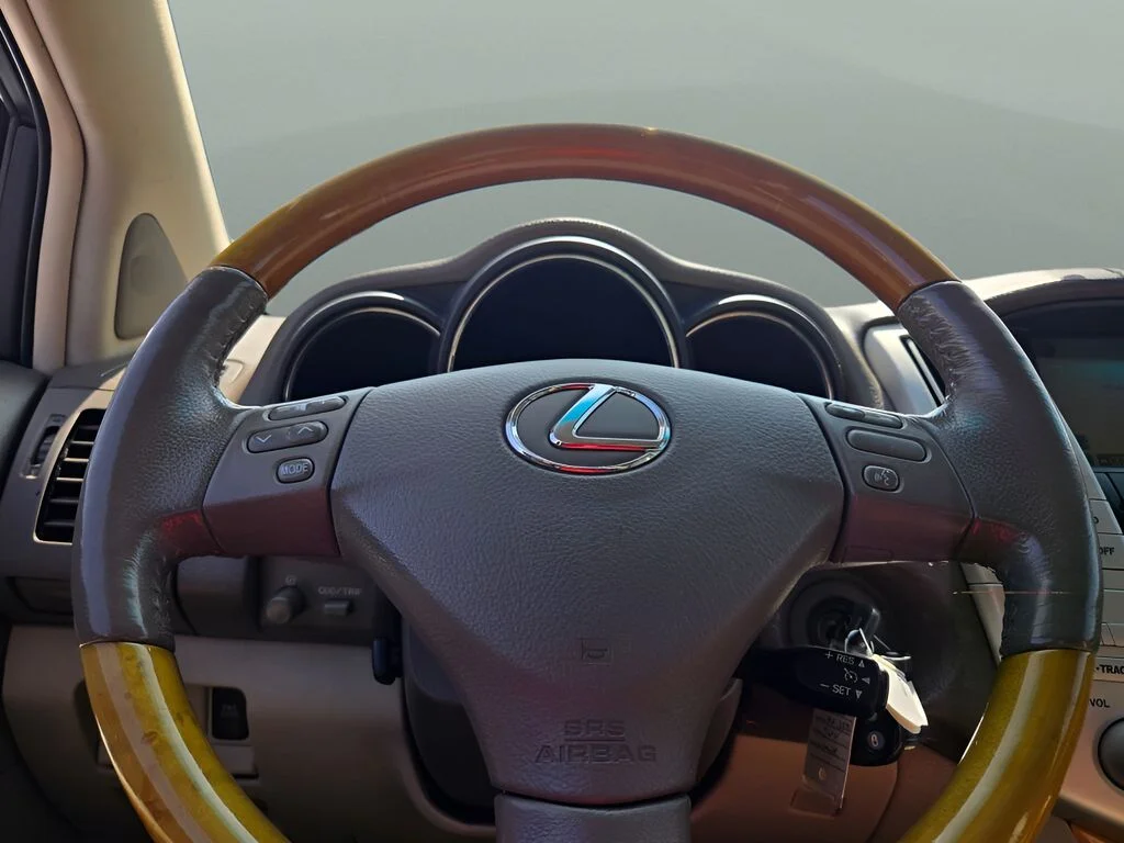 Used 2007 White Lexus 350 image 31