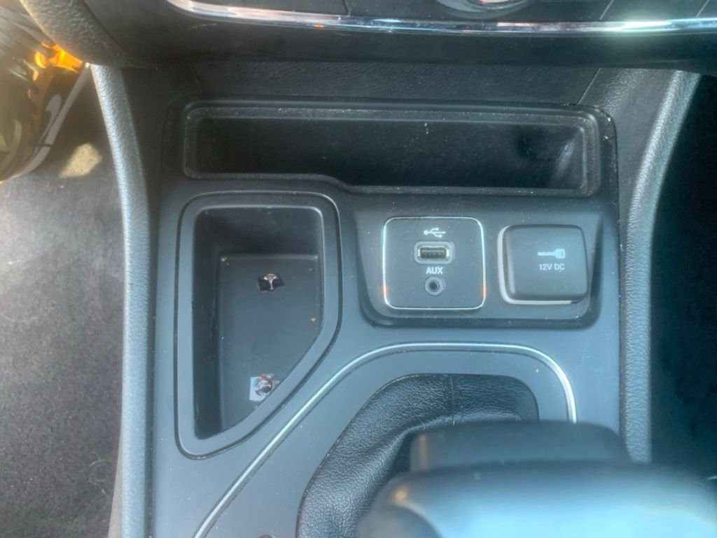 Used 2019 Diamond Black Crystal Pearlcoat Jeep Latitude image 18