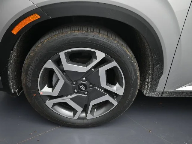 Used 2025 Silver Hyundai SEL Premium image 17